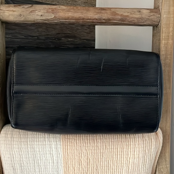 Authentic LV Epi Speedy 25 - Picture 5 of 15